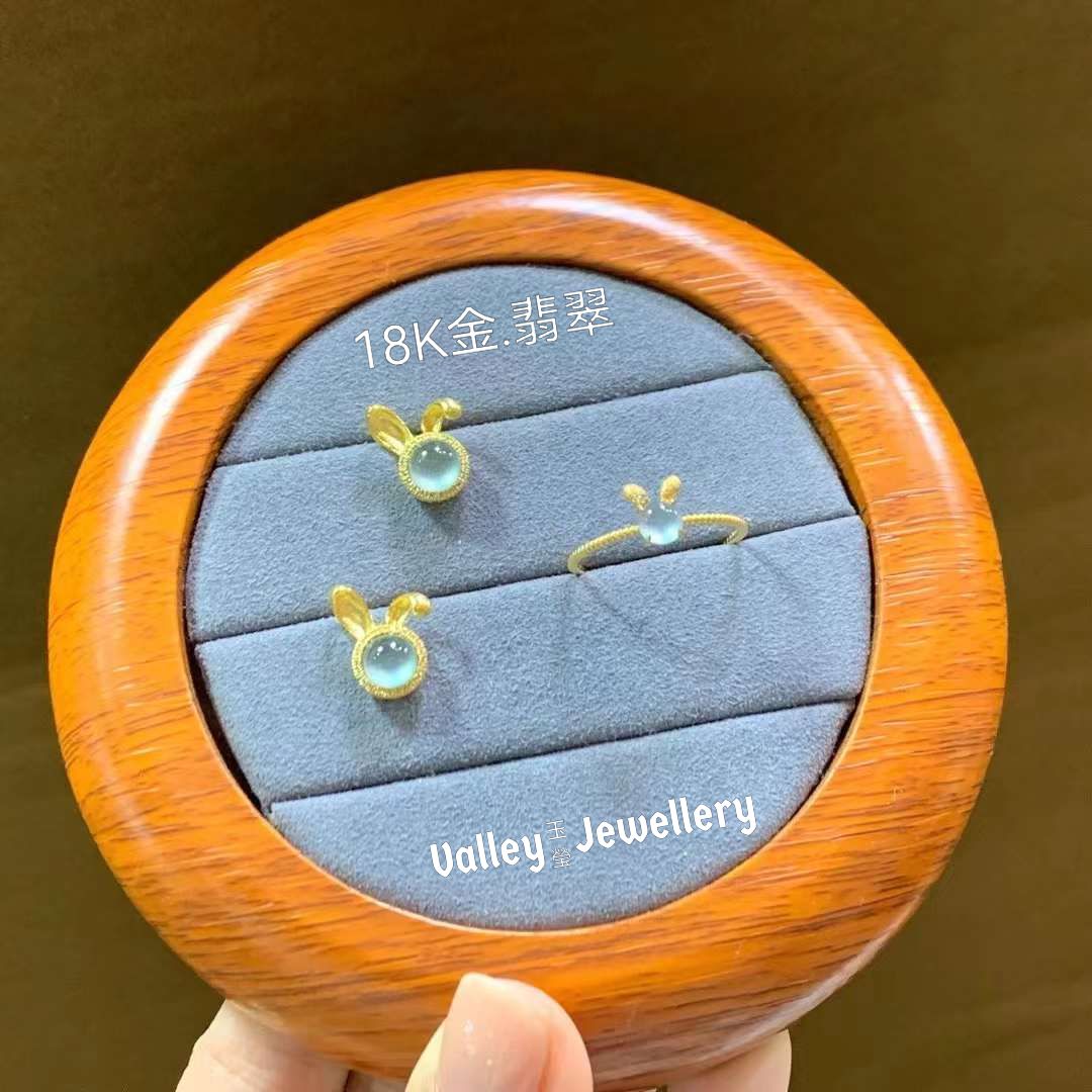 18K Gold Rabbit Jadeite Pendant