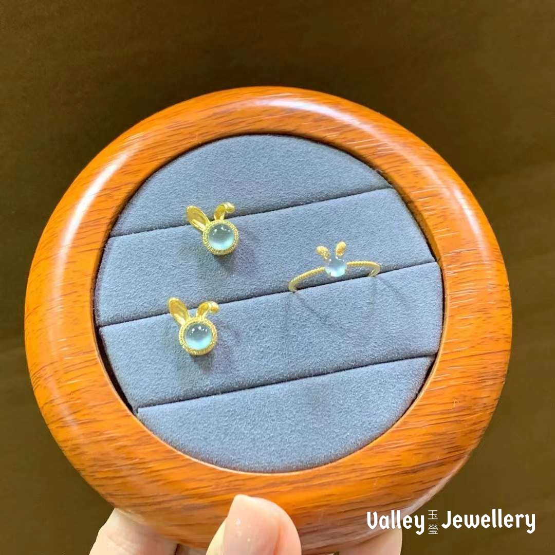 18K Gold Rabbit Jadeite Pendant