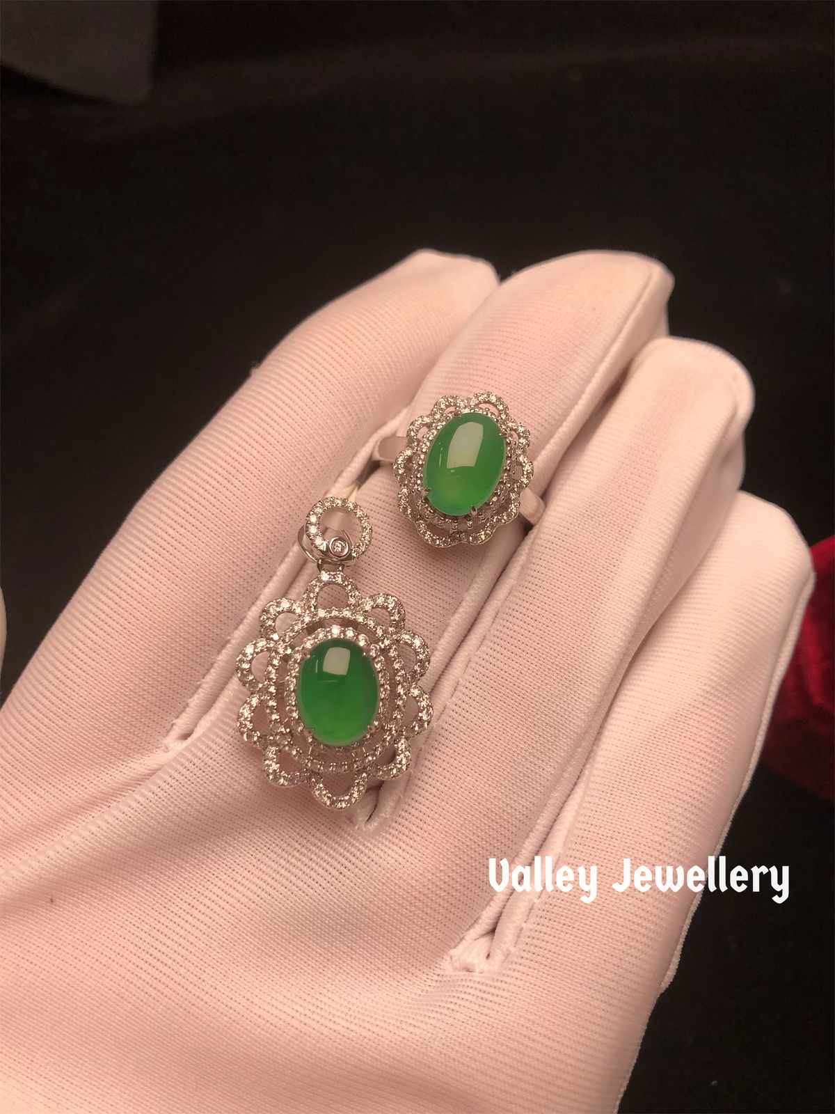 18K Natural Jadeite Pendant with diamonds