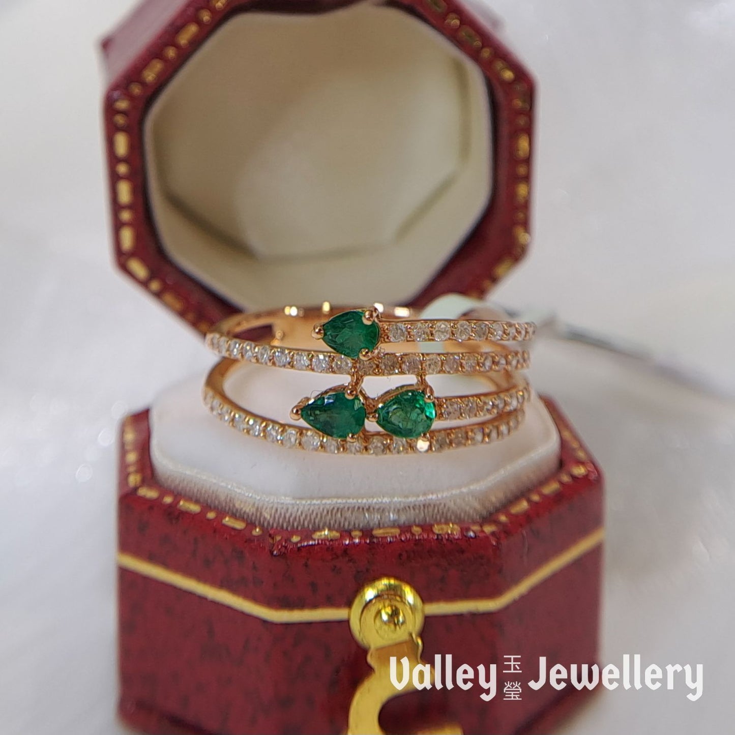 18K Gold Emerald Ring with diamonds