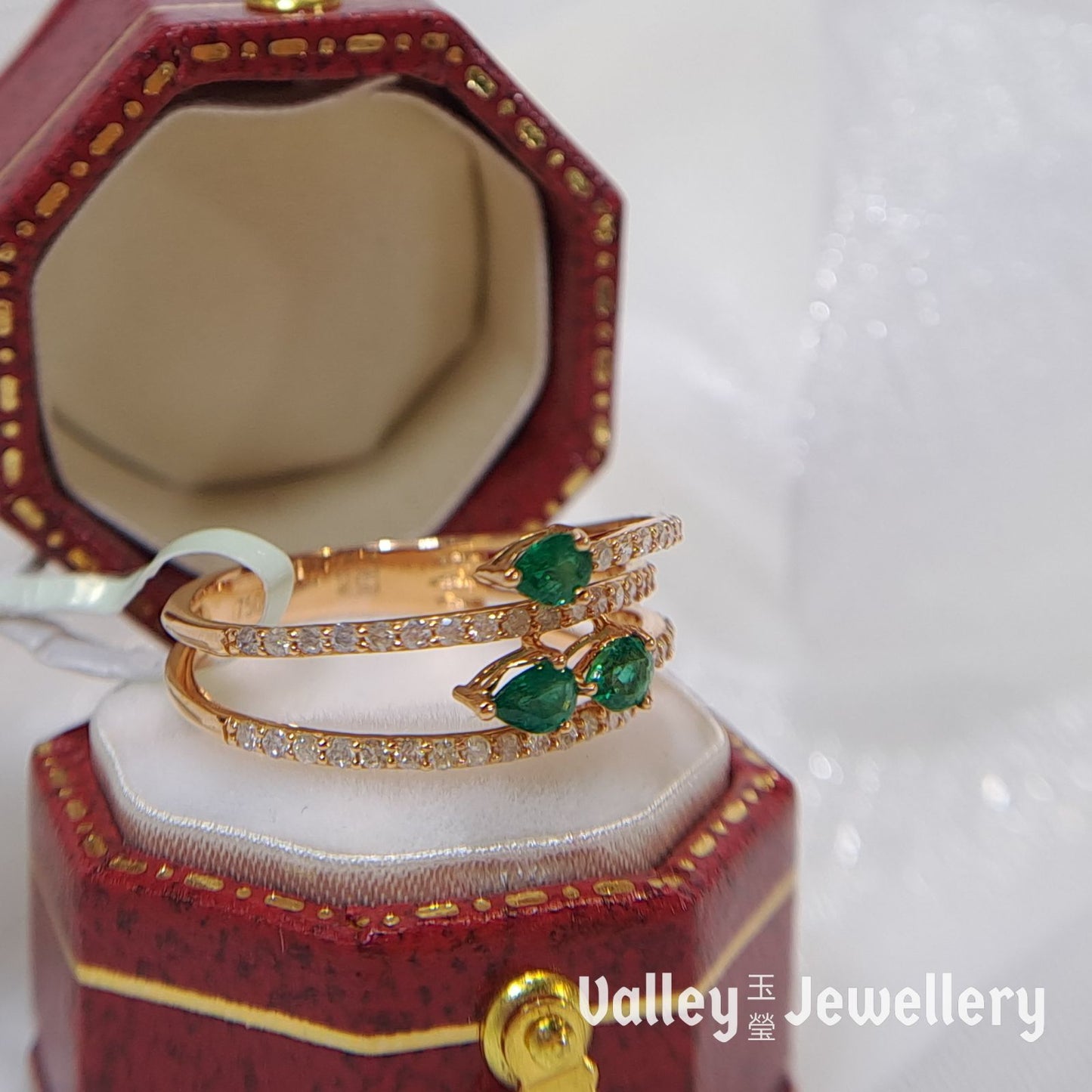 18K Gold Emerald Ring with diamonds