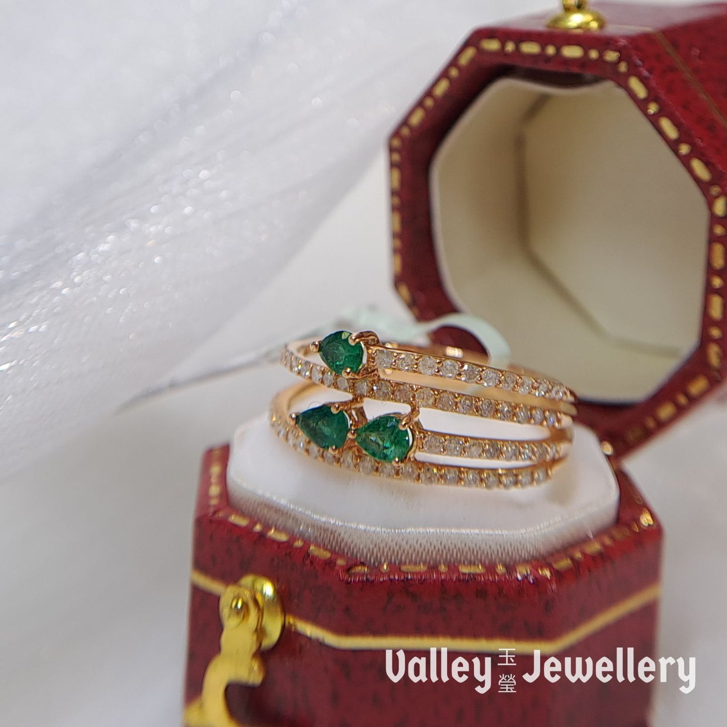 18K Gold Emerald Ring with diamonds