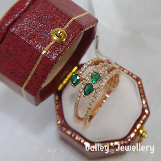 18K Gold Emerald Ring with diamonds