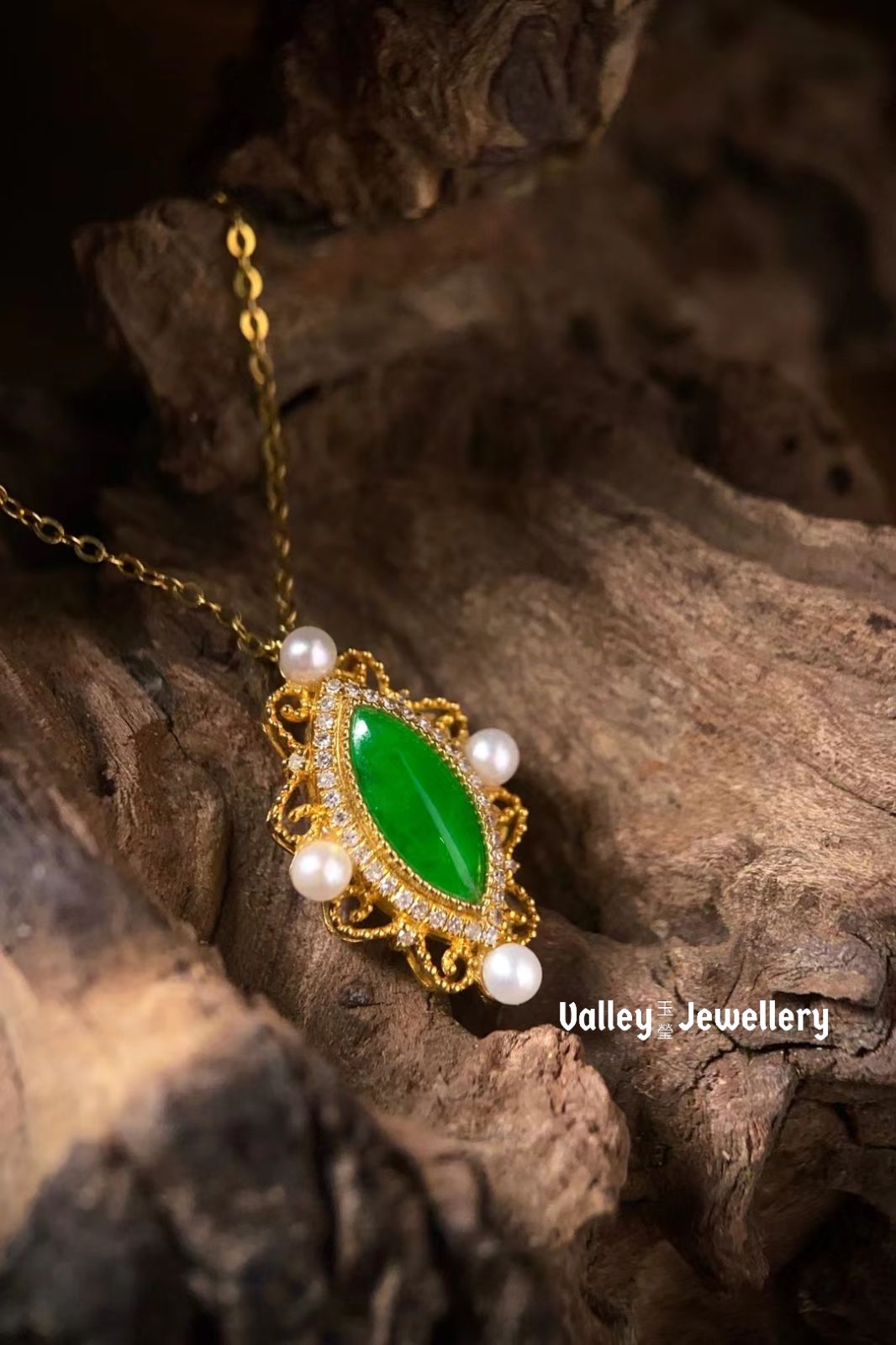 18K Gold Jadeite Pendant with necklace