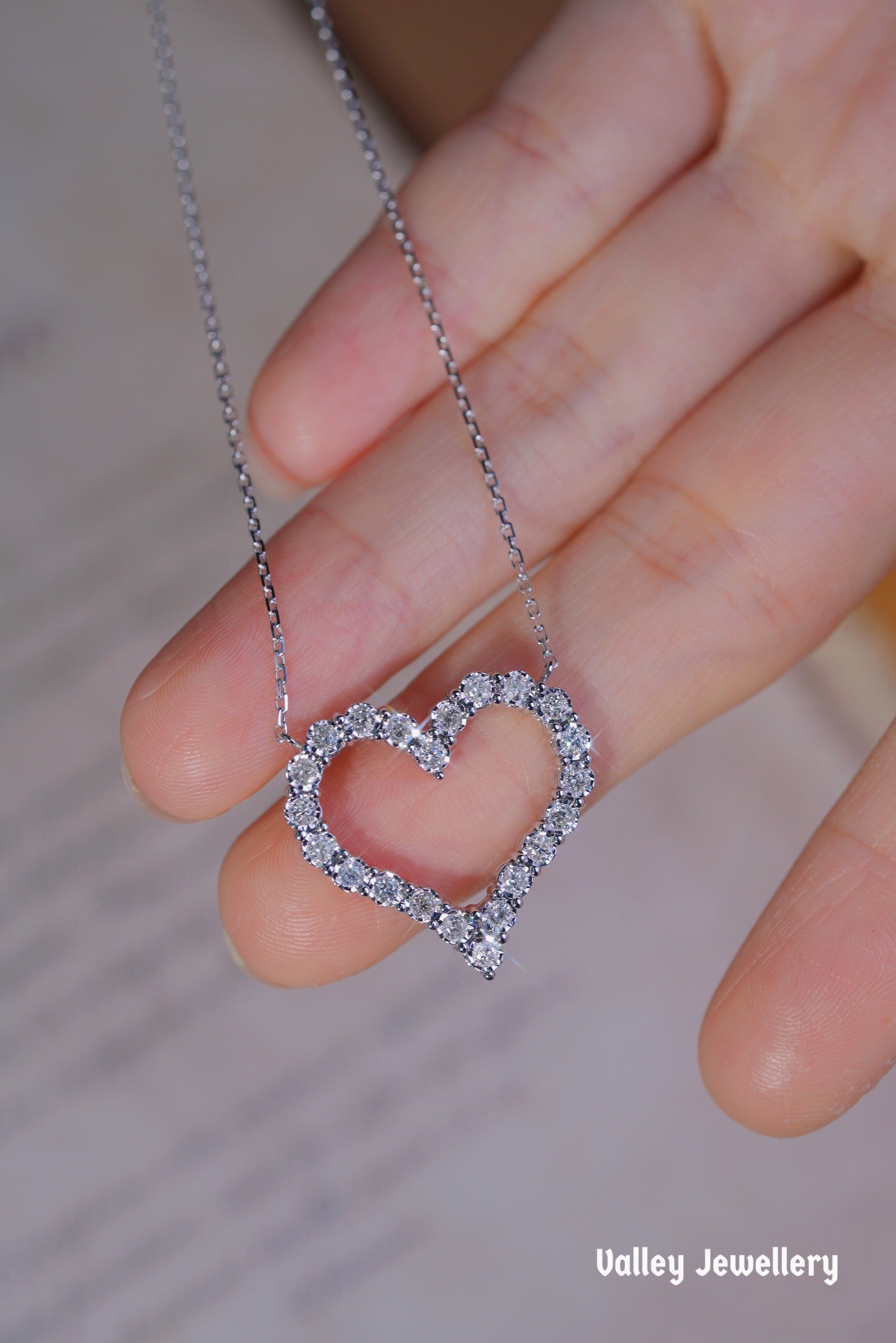 18K Diamonds heart-shaped necklace