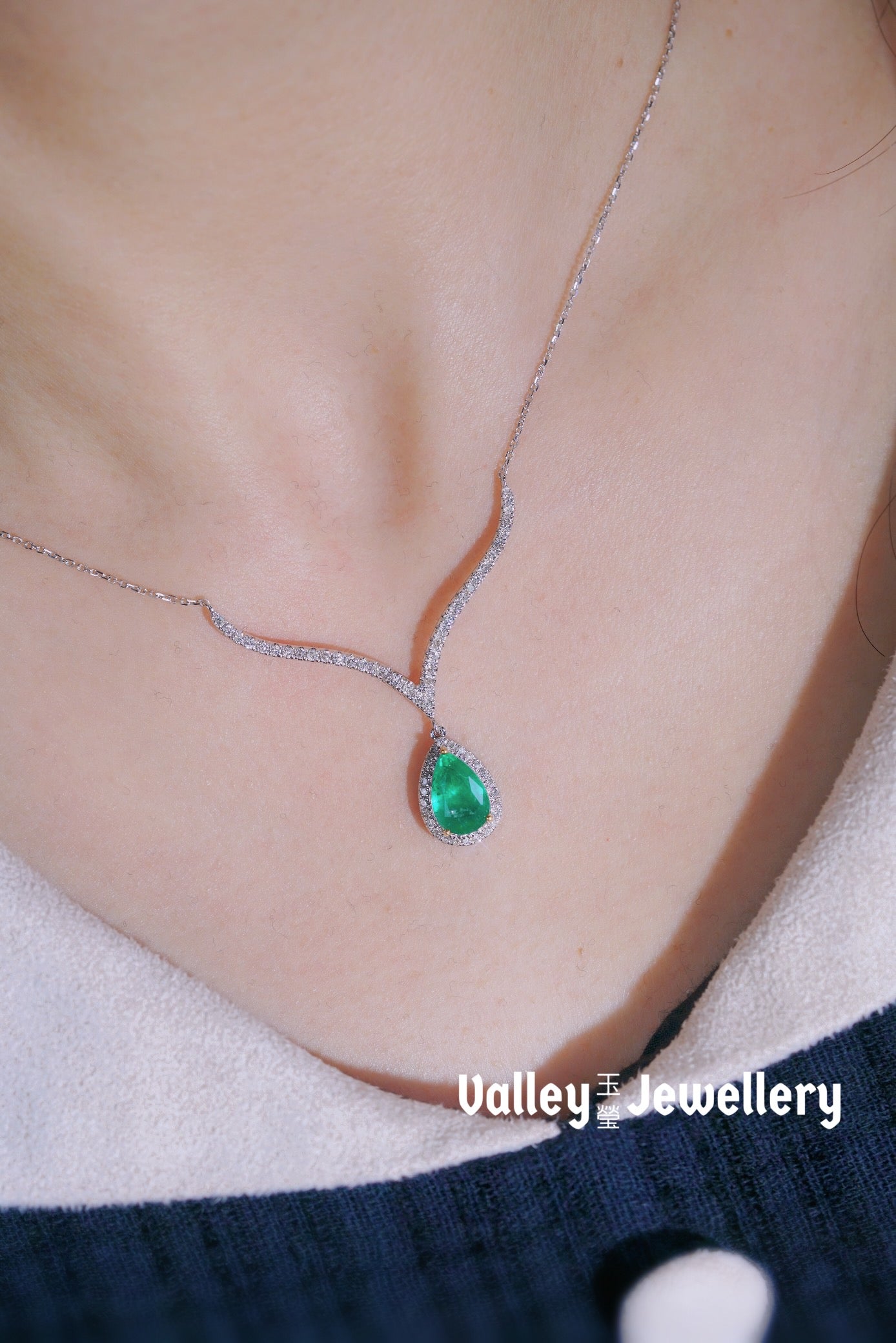 18K Sparkling Emerald Necklace