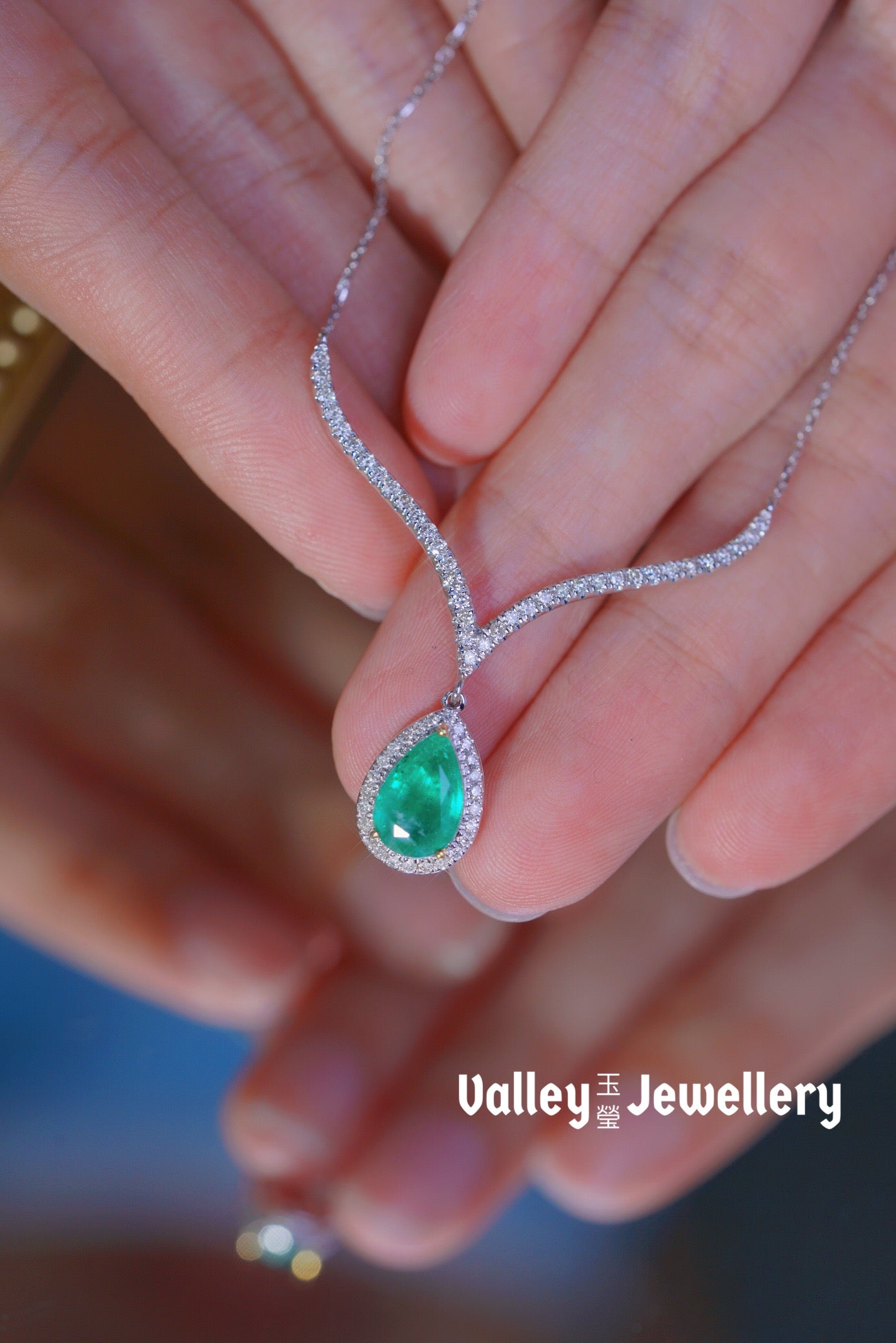 18K Sparkling Emerald Necklace