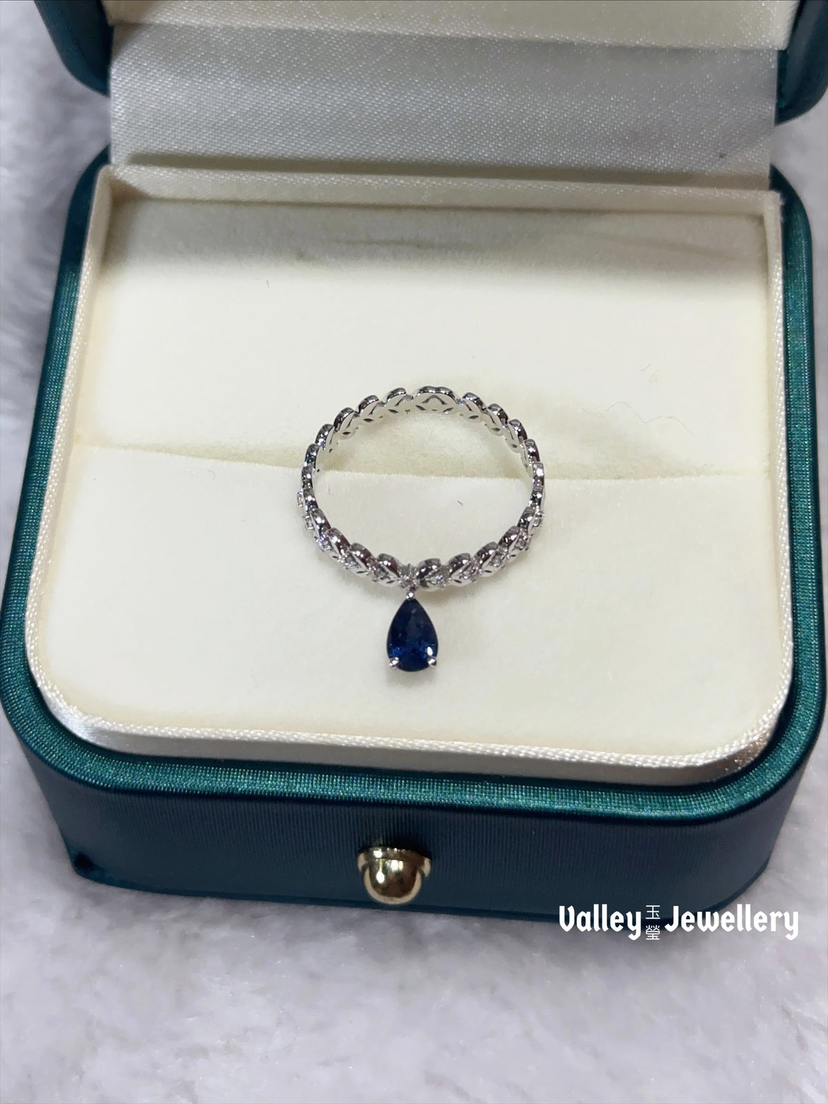 18k Blue Sapphire Ring