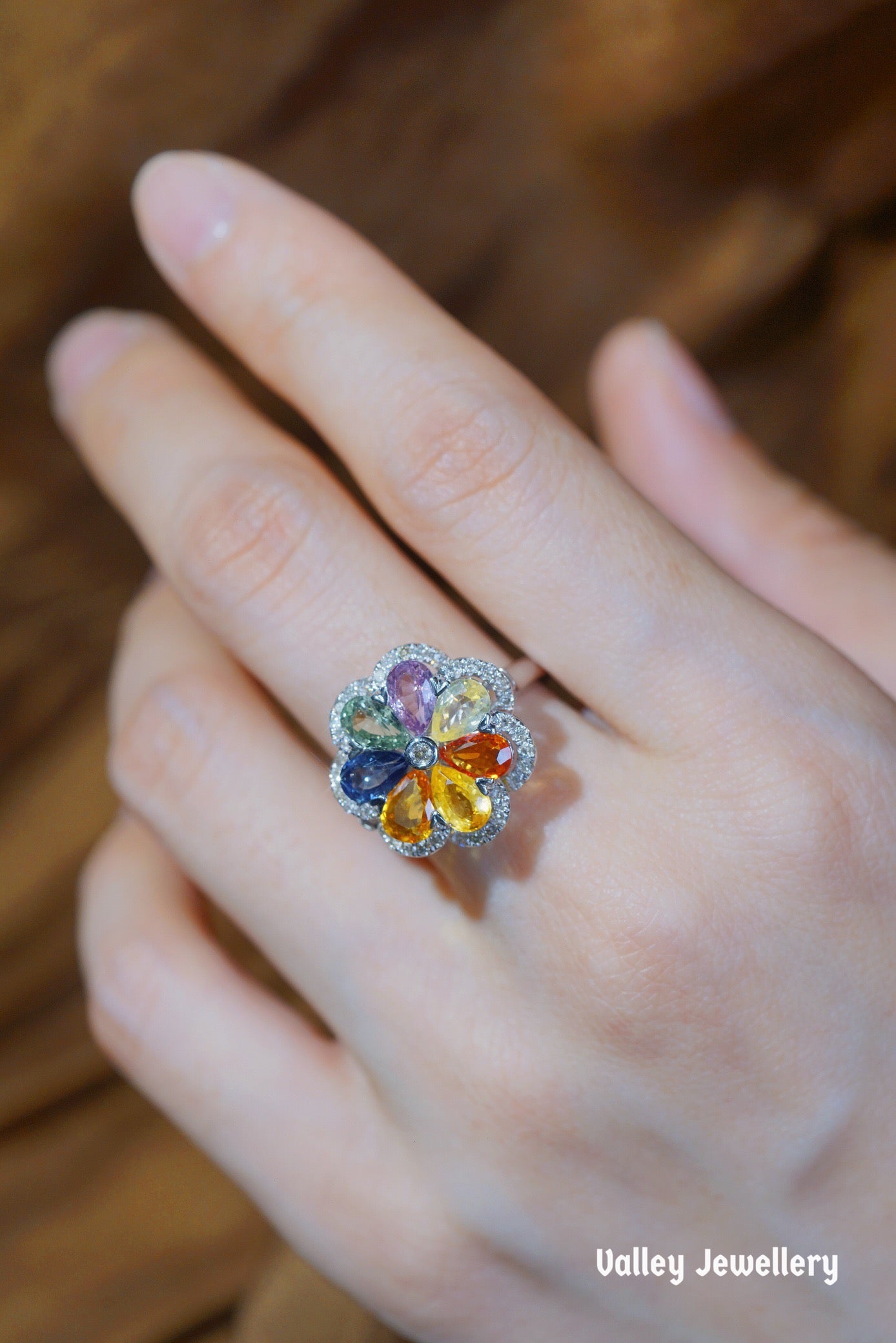 3.62ctColourful sapphire rotating ring