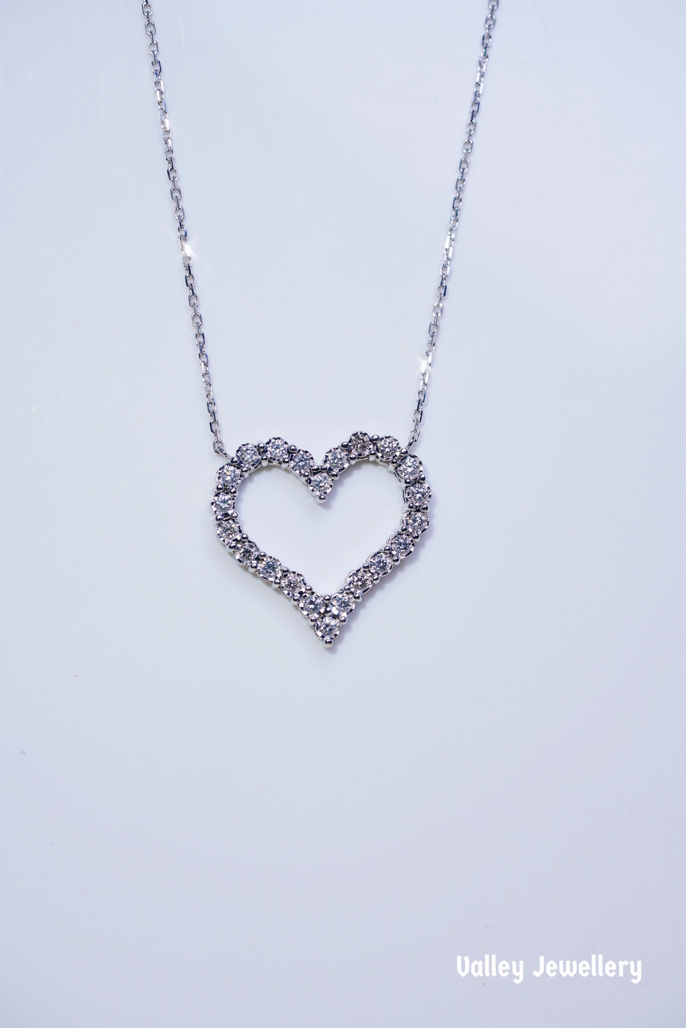 18K Diamonds heart-shaped necklace