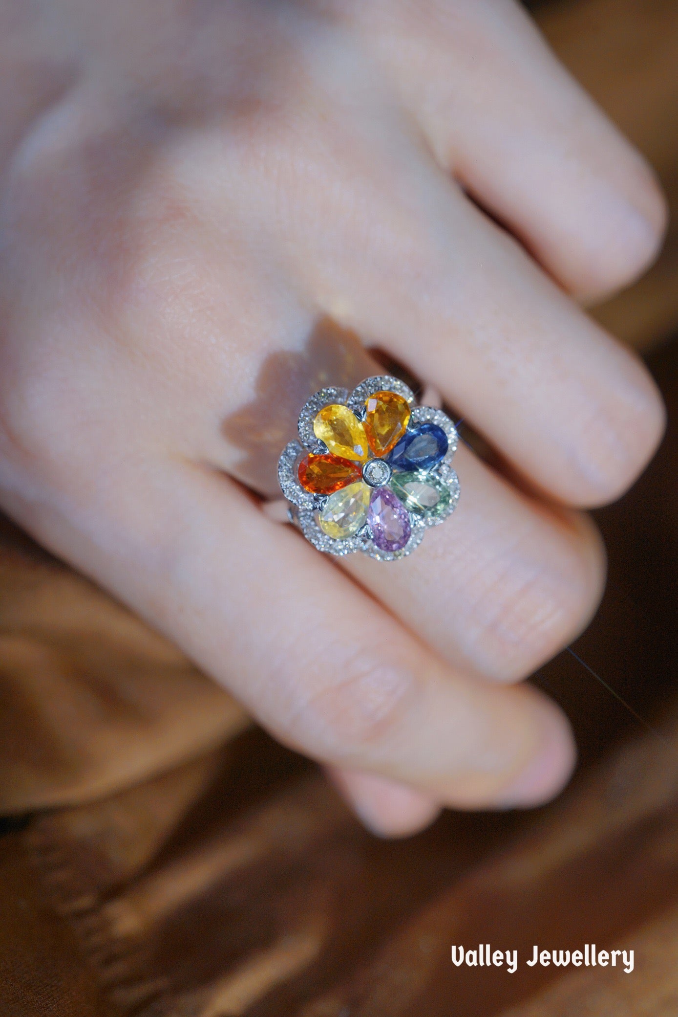 3.62ctColourful sapphire rotating ring