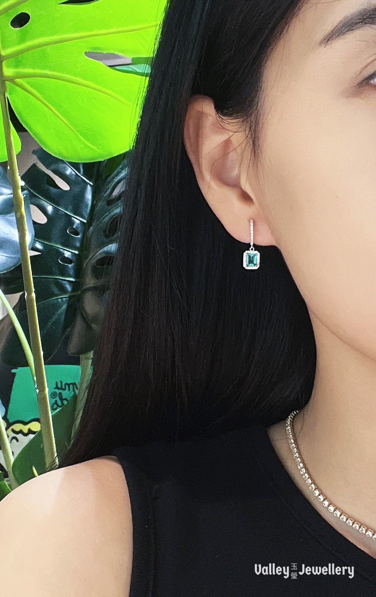 18K Sparkling Emerald Earrings