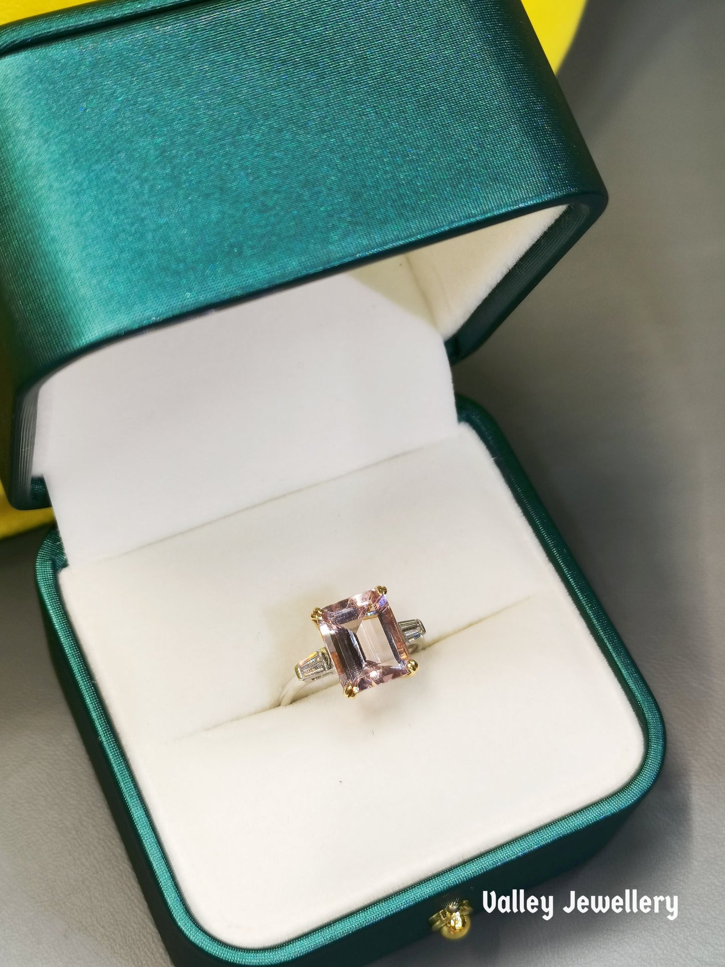 18K gold 3.55 carats Morganite ring