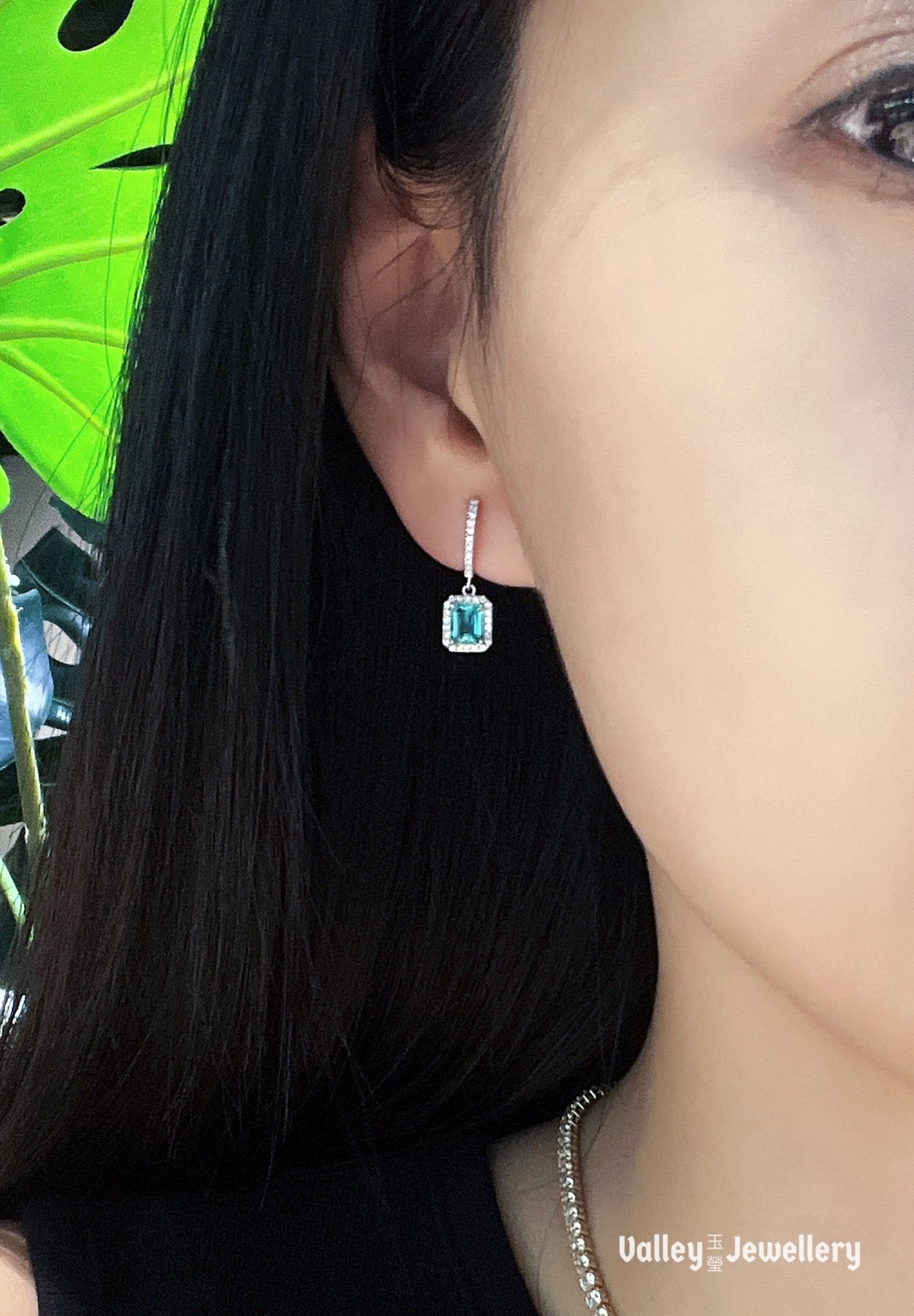 18K Sparkling Emerald Earrings