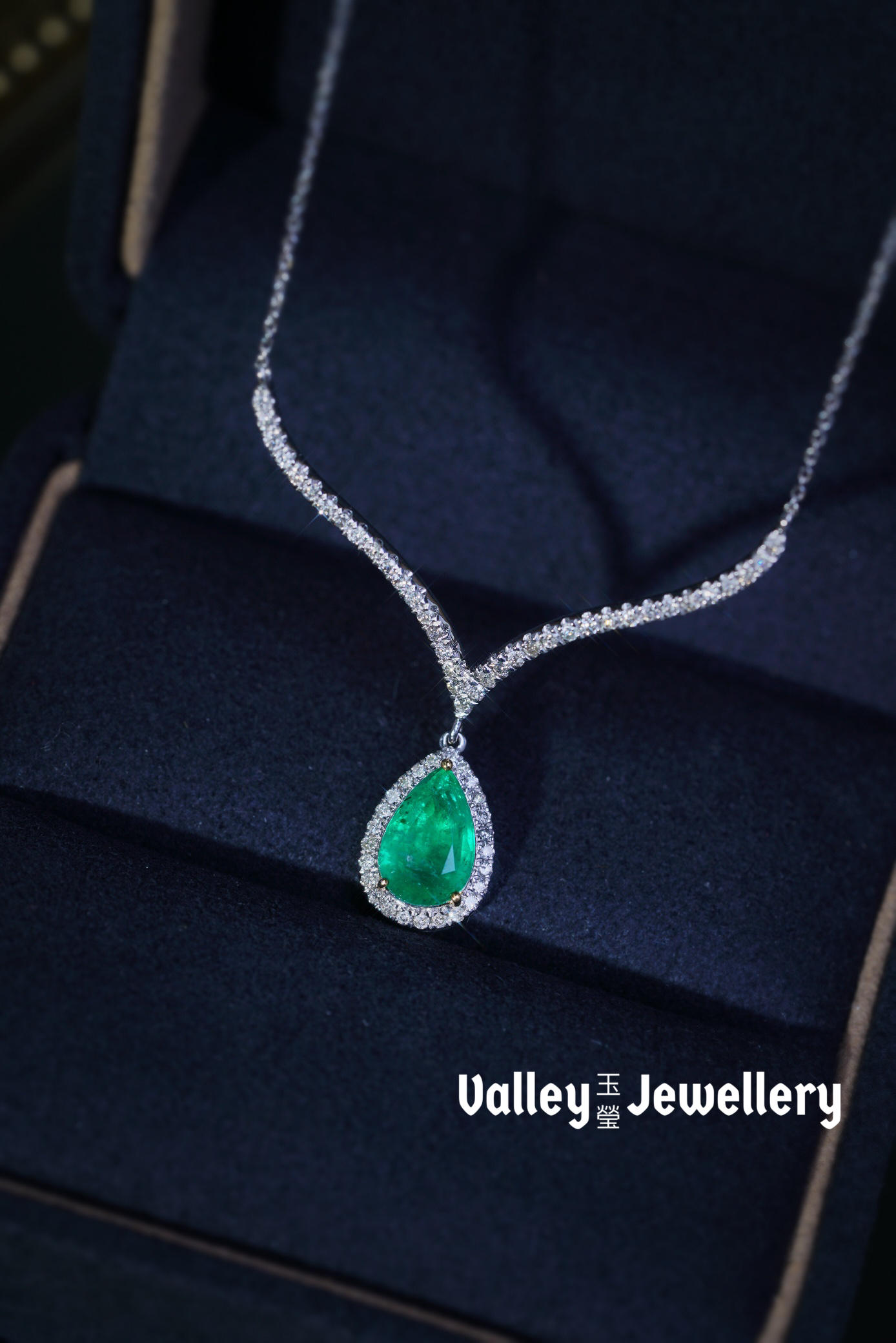 18K Sparkling Emerald Necklace