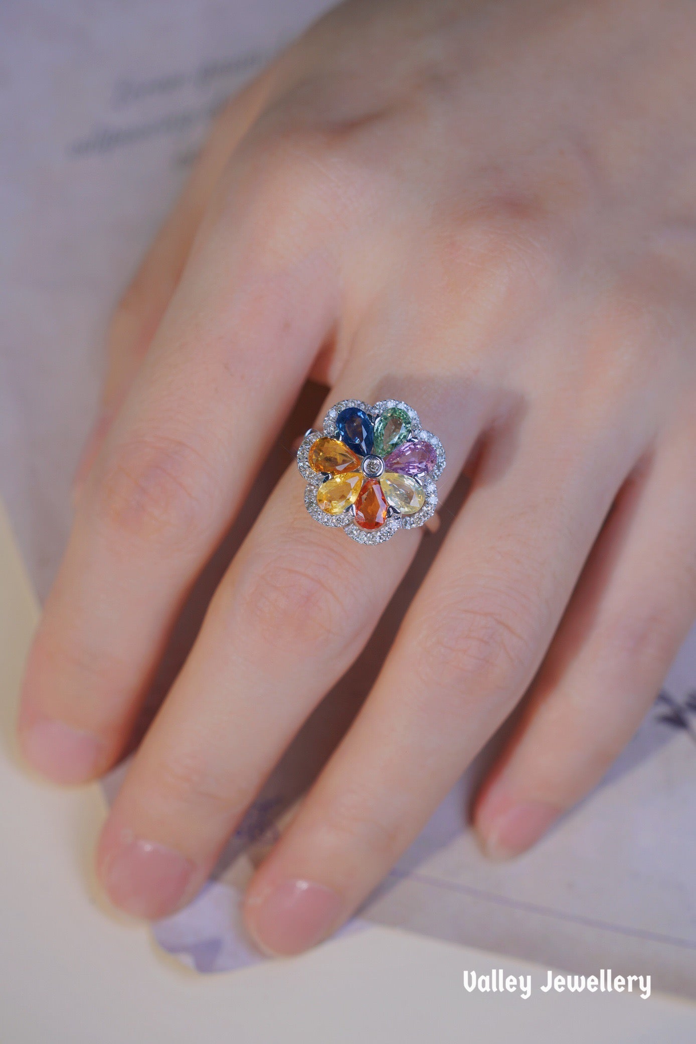 3.62ctColourful sapphire rotating ring