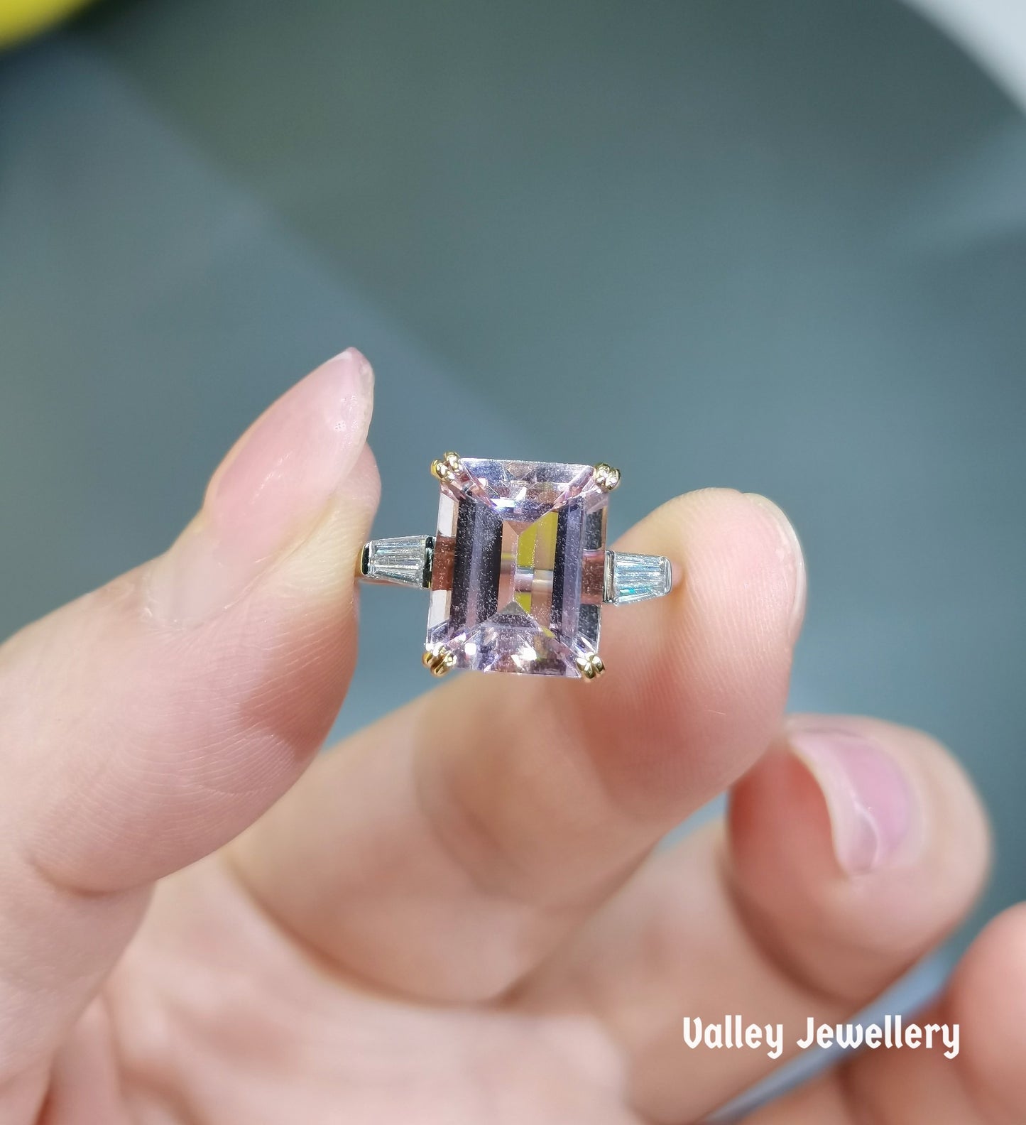 18K gold 3.55 carats Morganite ring