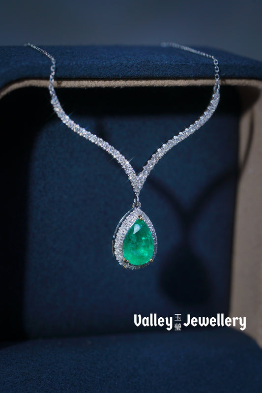 18K Sparkling Emerald Necklace