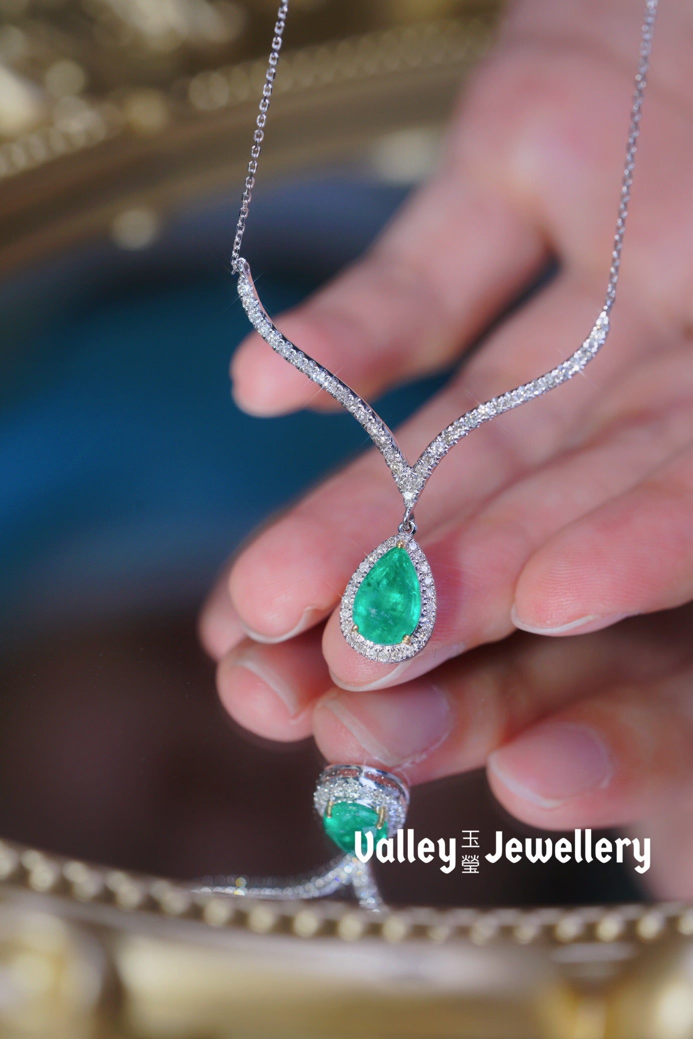 18K Sparkling Emerald Necklace