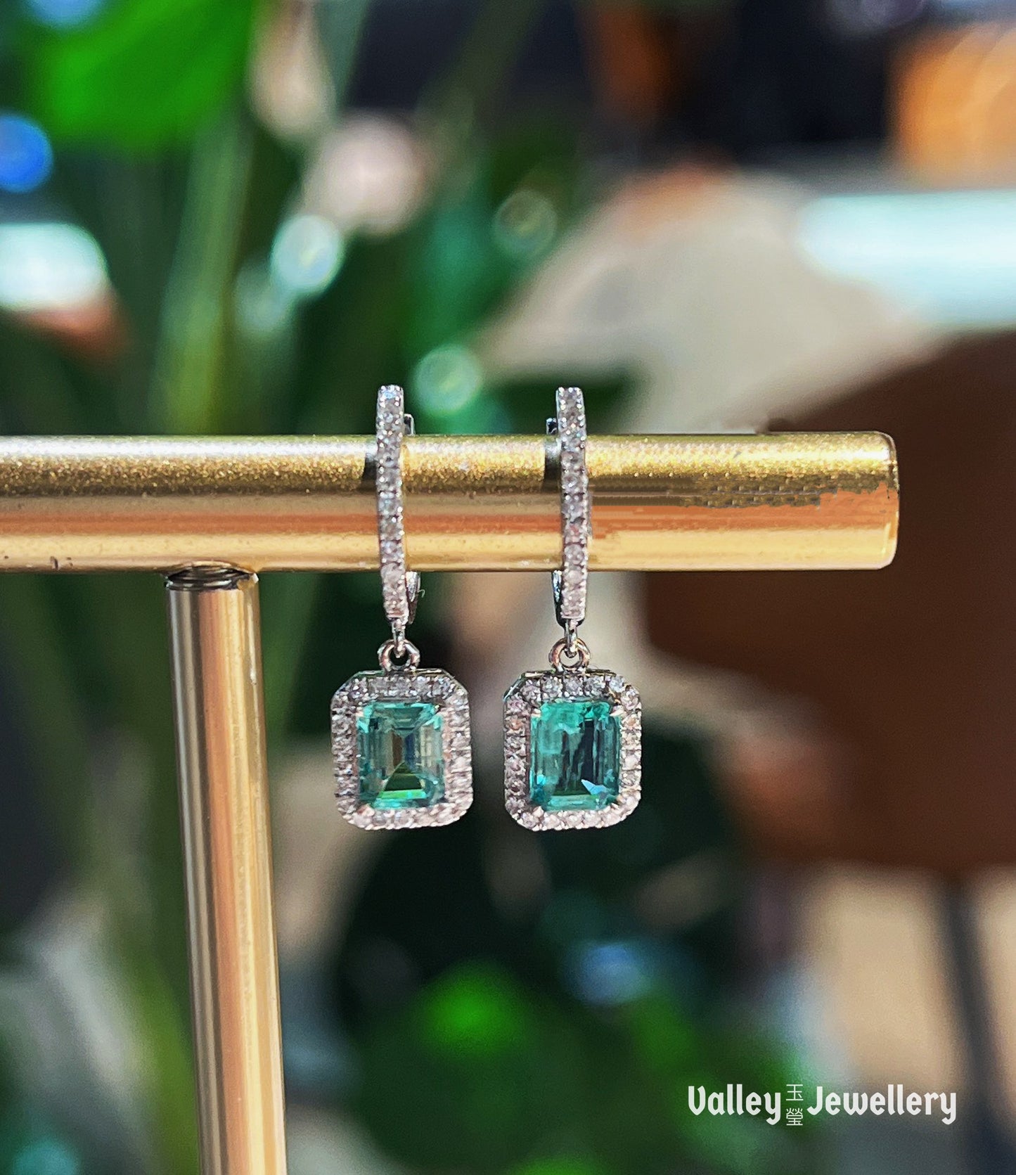 18K Sparkling Emerald Earrings