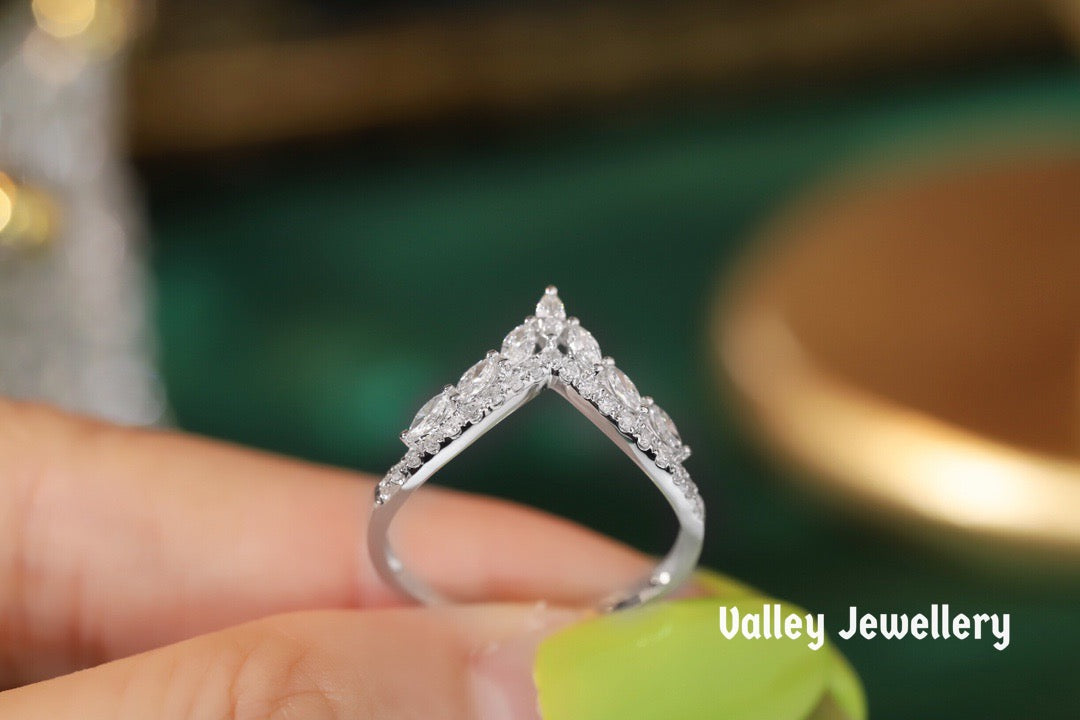 18k Romantic deep V diamond ring