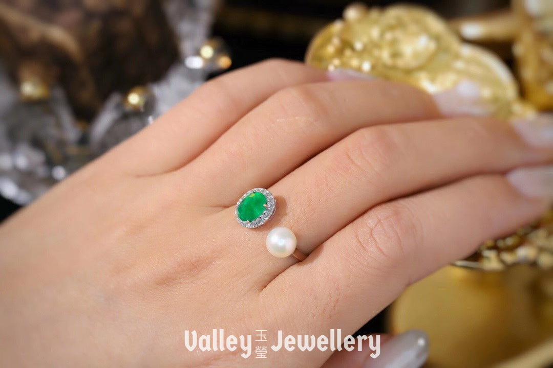 18K Sparkling Emerald Ring