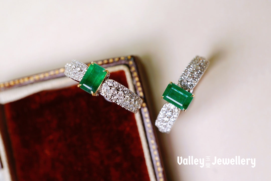 18K Sparkling Emerald Ring