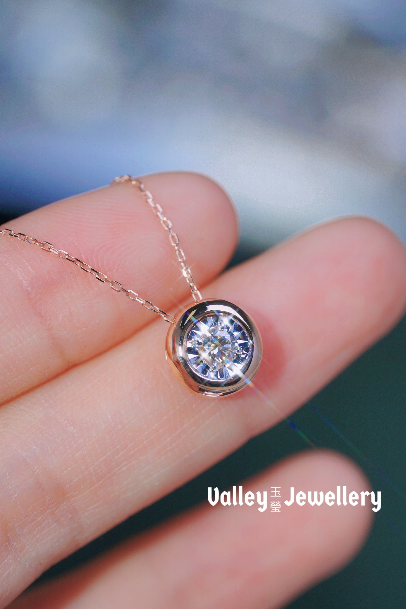 18K Sparkling Diamond Necklace