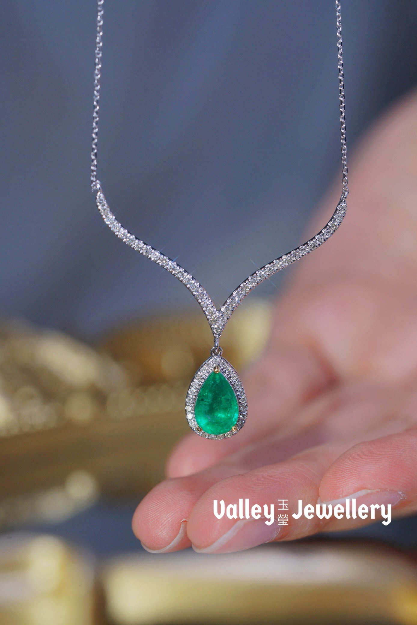 18K Sparkling Emerald Necklace