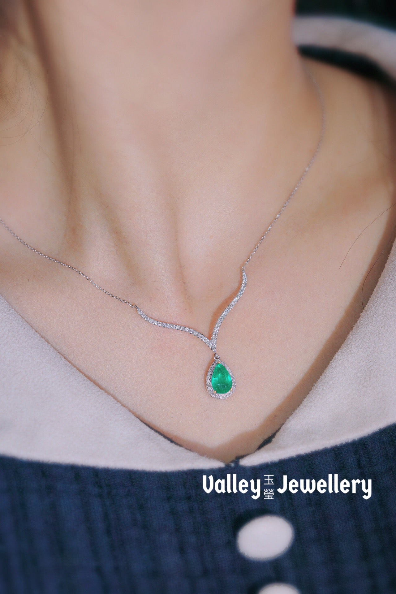 18K Sparkling Emerald Necklace