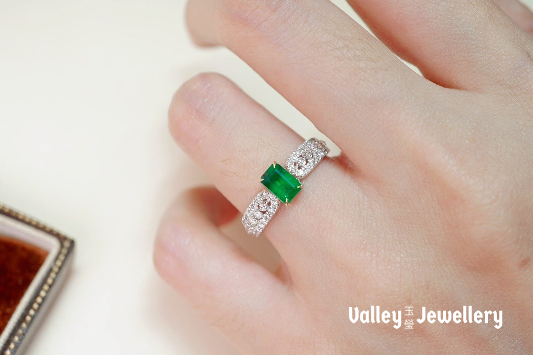 18K Sparkling Emerald Ring