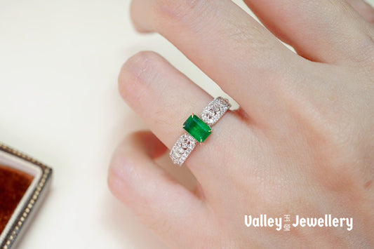 18K Sparkling Emerald Ring