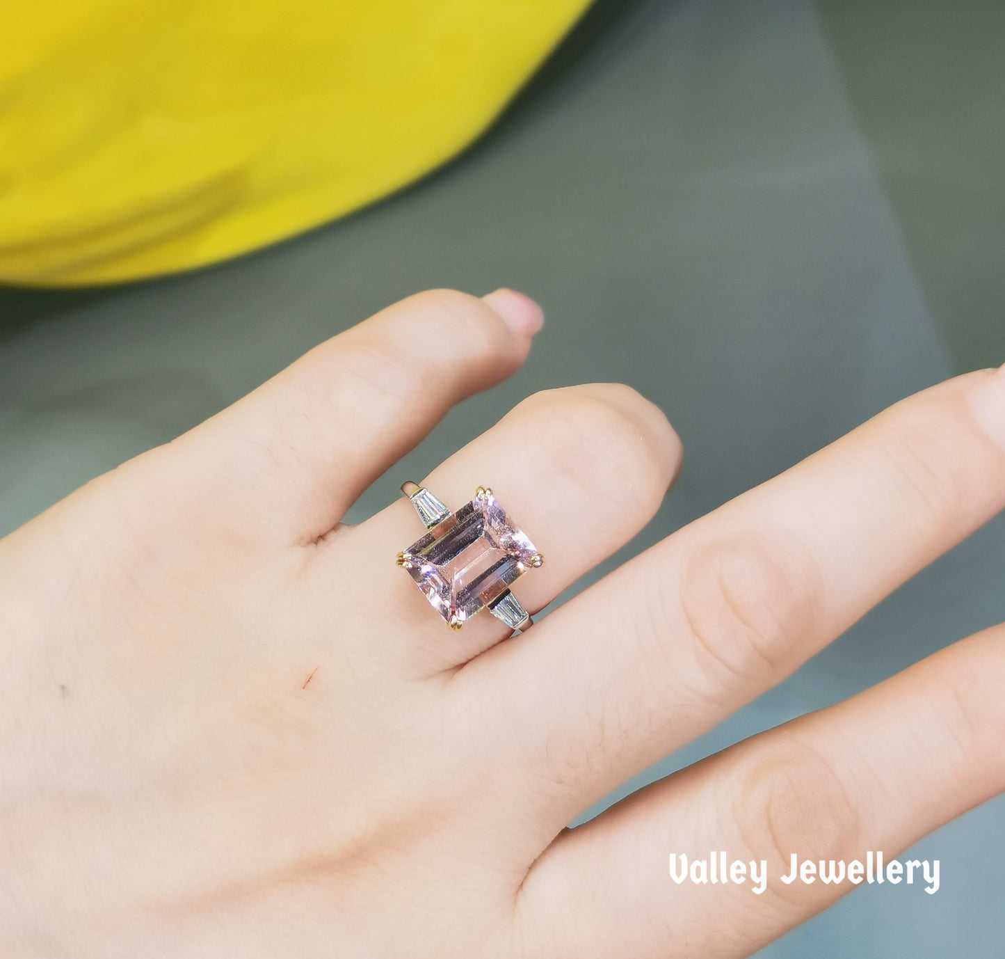 18K gold 3.55 carats Morganite ring