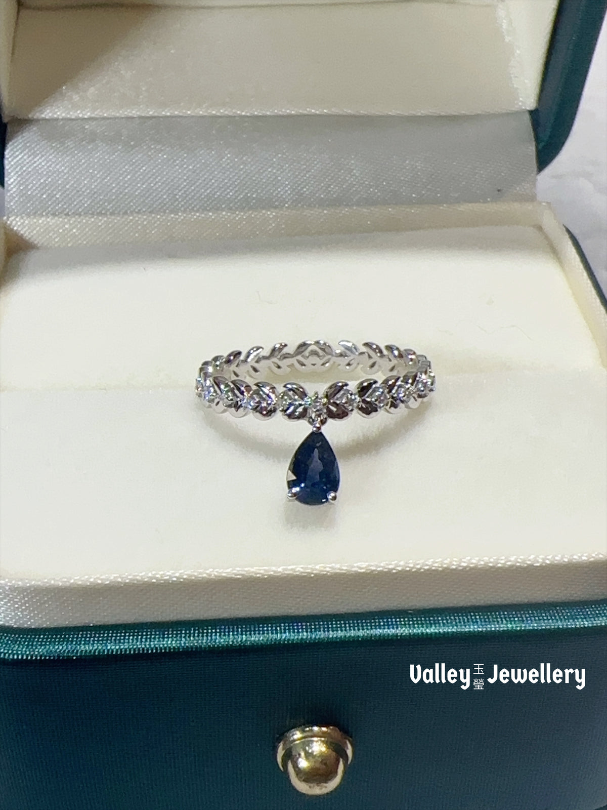 18k Blue Sapphire Ring