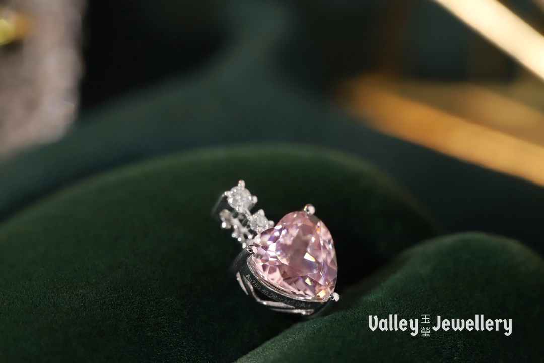 18K Sparkling Heart-shaped Morganite pendant