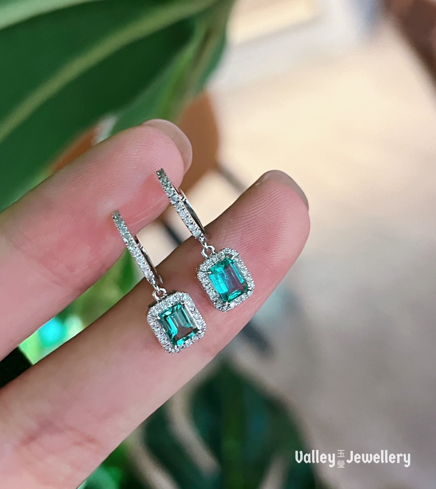 18K Sparkling Emerald Earrings