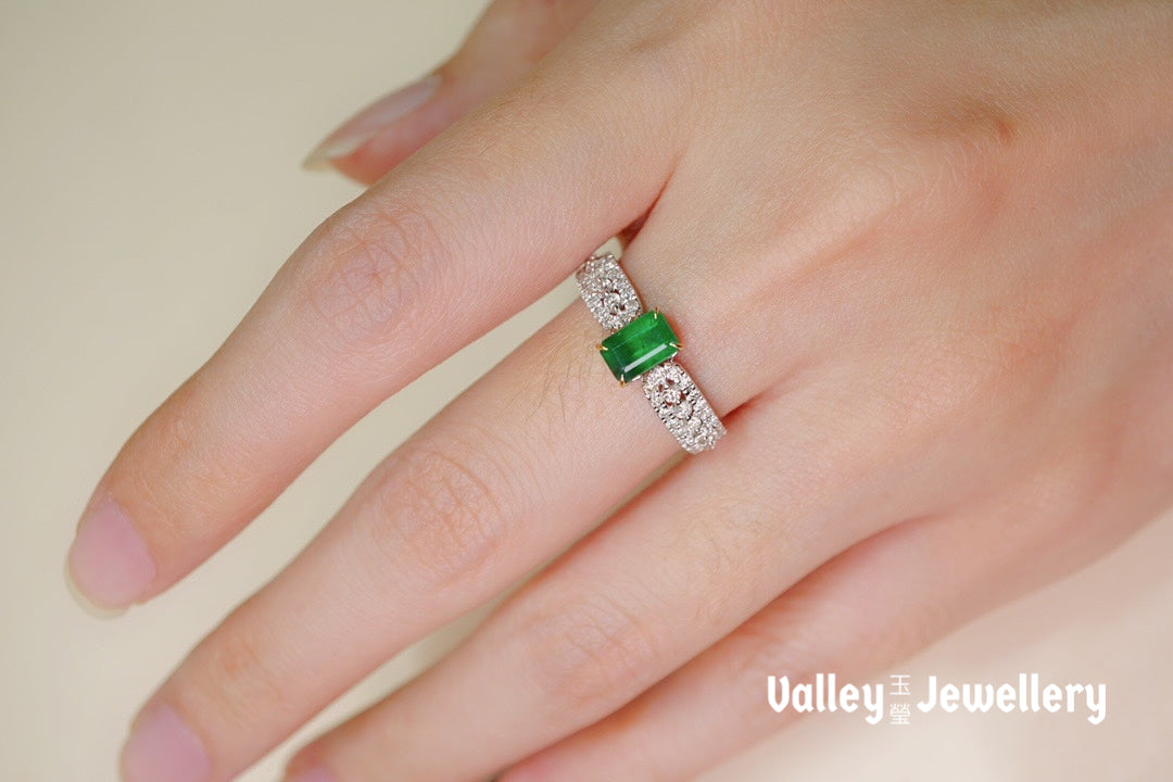 18K Sparkling Emerald Ring