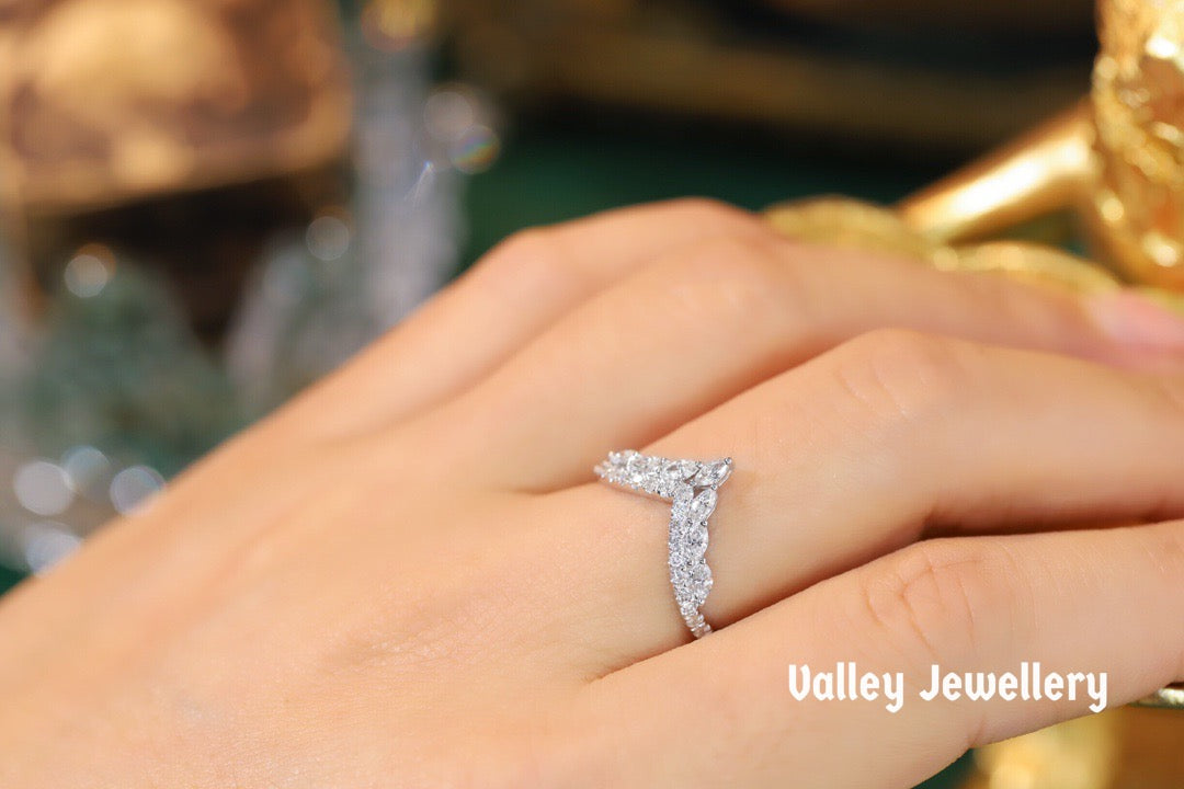 18k Romantic deep V diamond ring