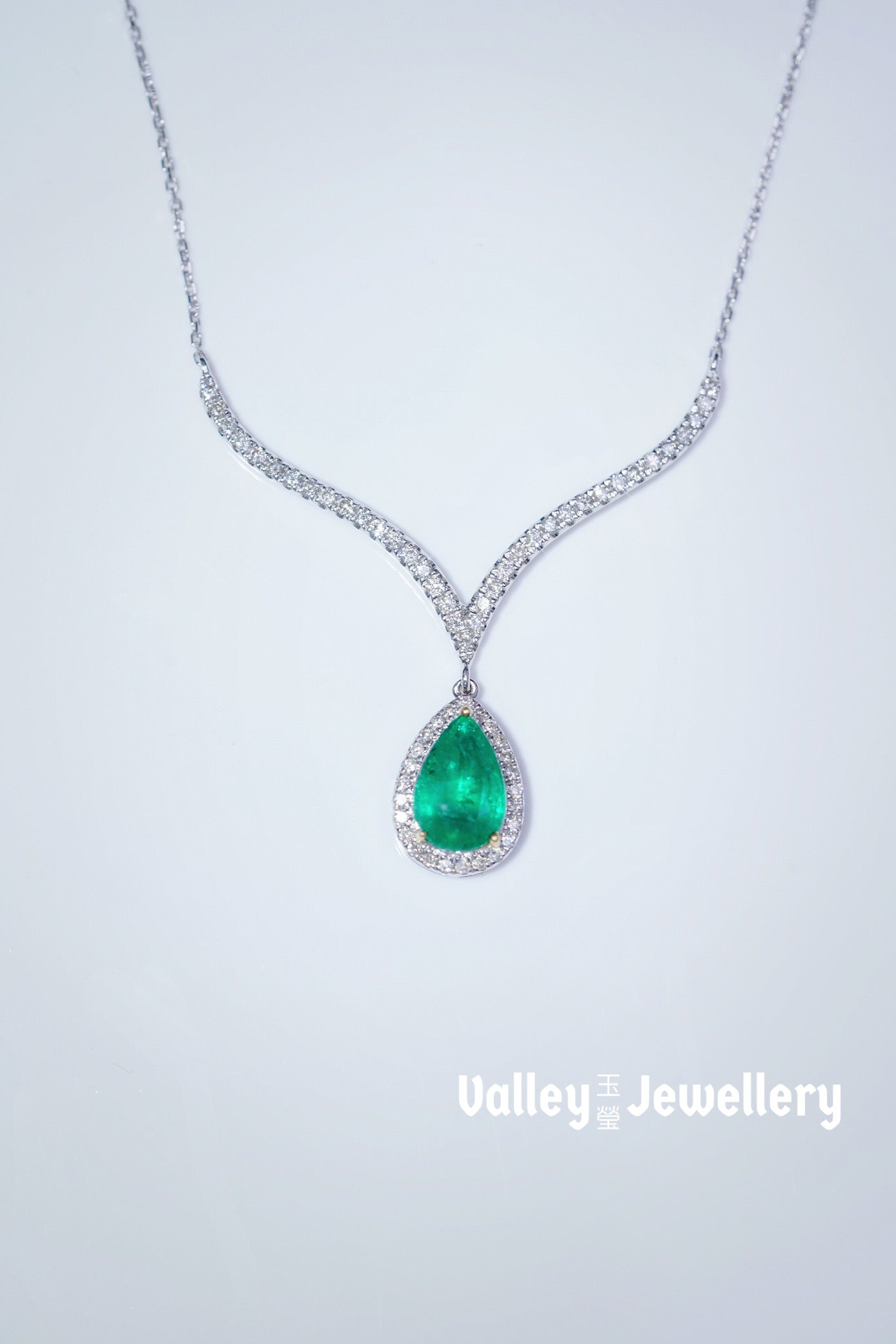 18K Sparkling Emerald Necklace