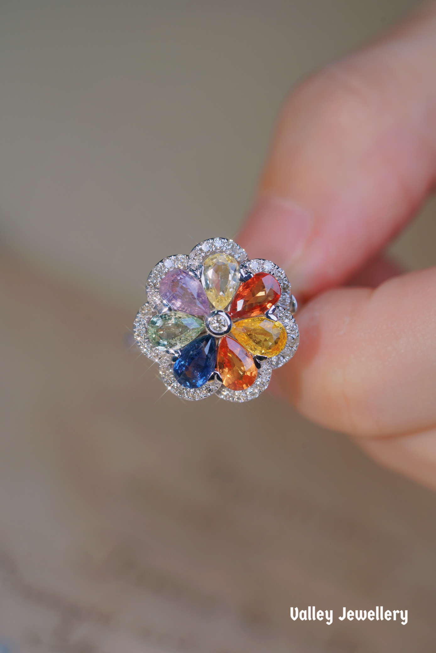 3.62ctColourful sapphire rotating ring