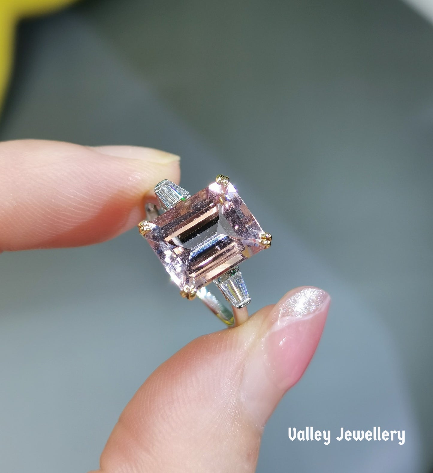 18K gold 3.55 carats Morganite ring