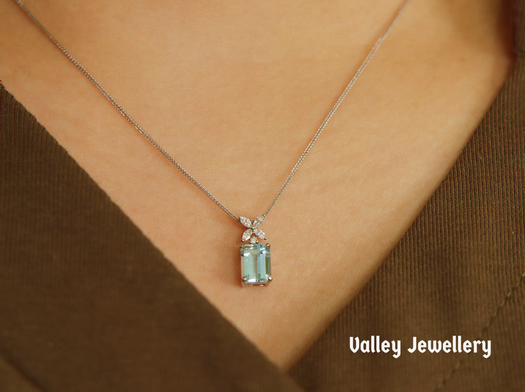 18K Aquamarine pendant