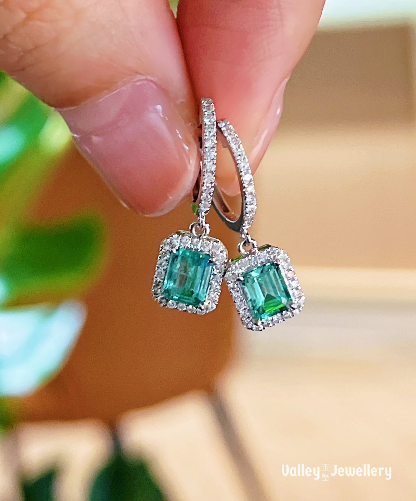 18K Sparkling Emerald Earrings