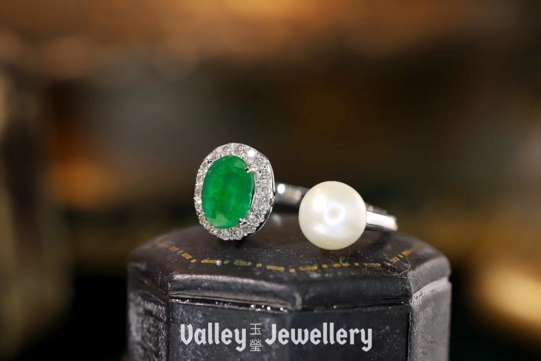 18K Sparkling Emerald Ring