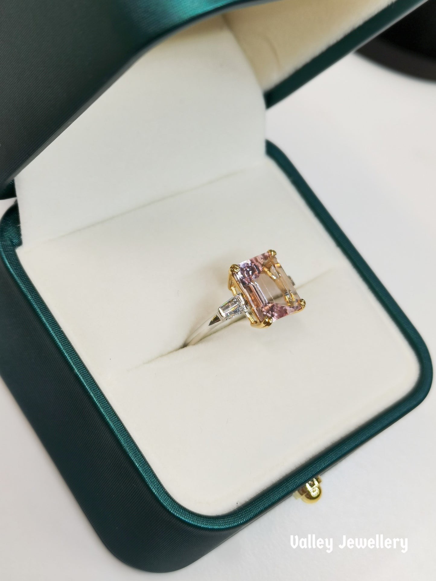 18K gold 3.55 carats Morganite ring