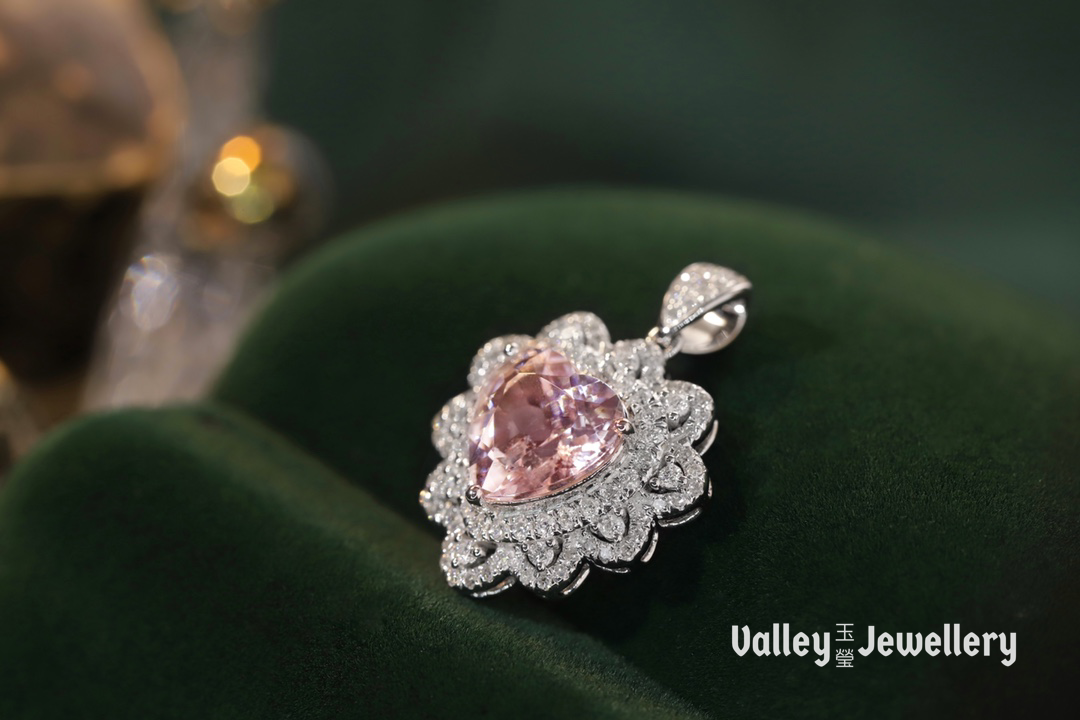 18K  heart-shaped Morganite pendant