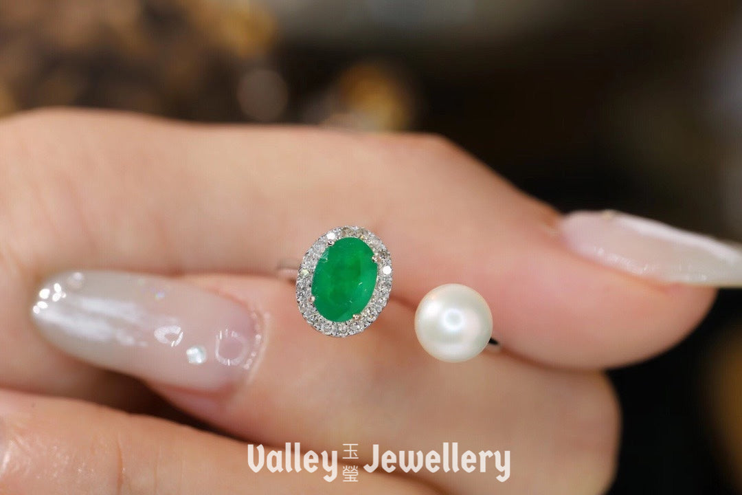 18K Sparkling Emerald Ring