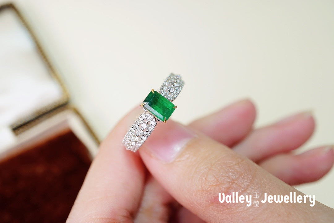 18K Sparkling Emerald Ring