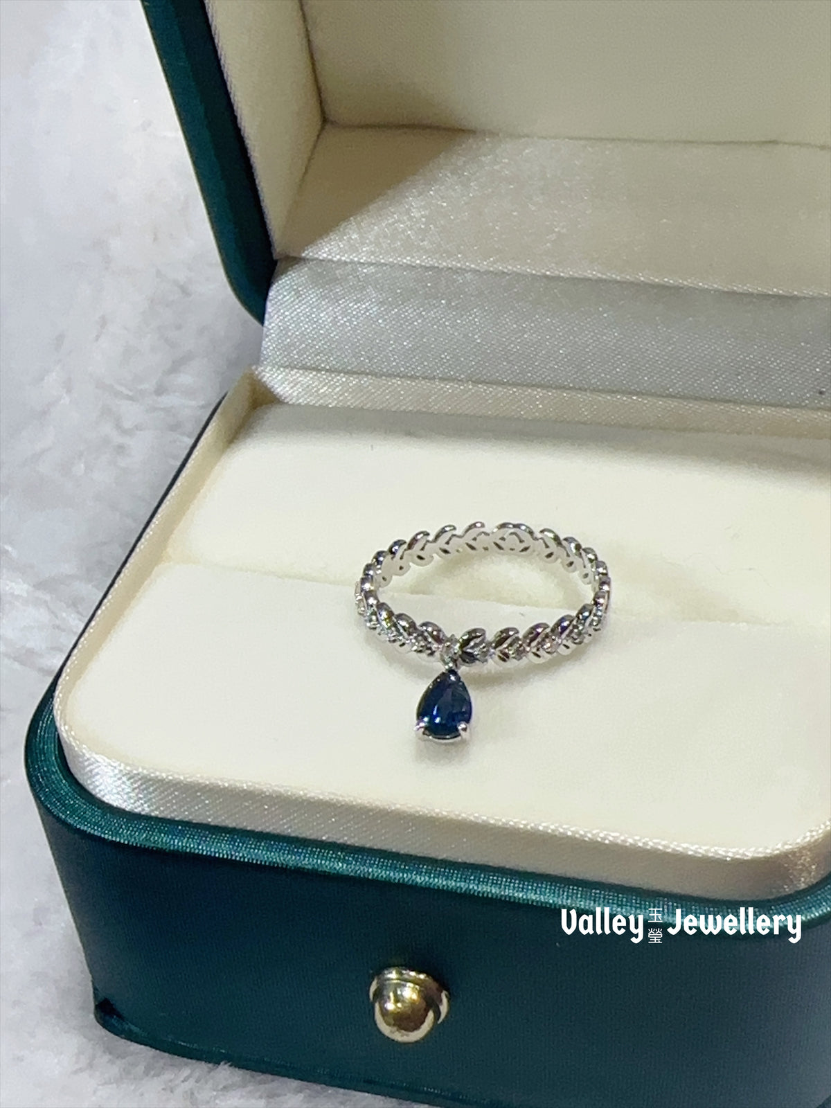 18k Blue Sapphire Ring