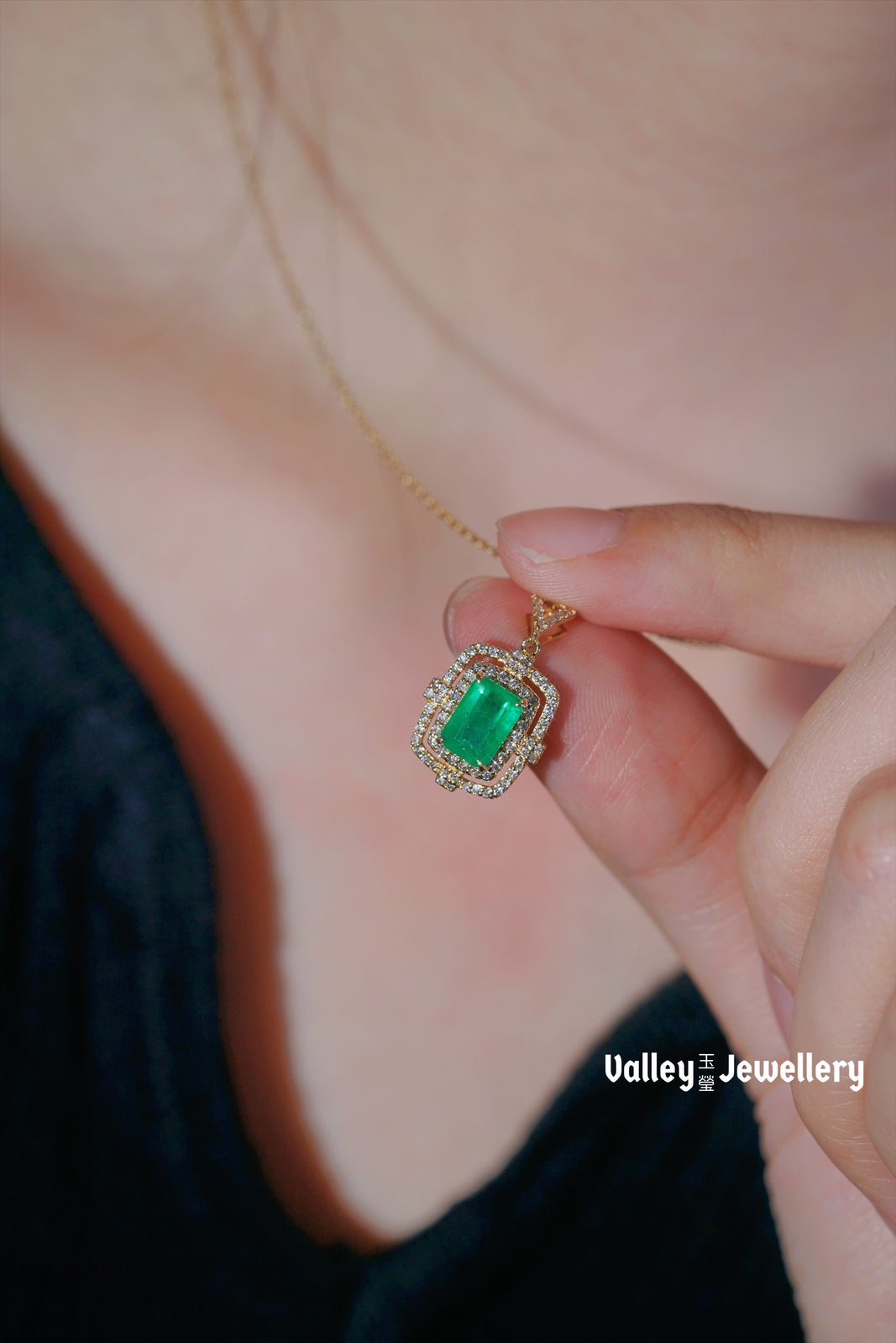 18K Sparkling Emerald Necklace